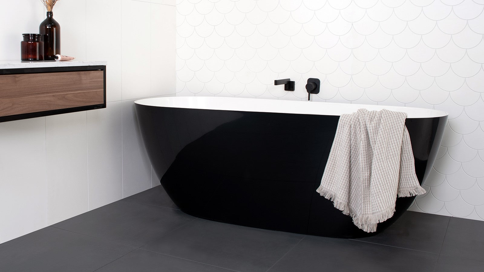 Day Dream Freestanding Bath Gloss Black/White